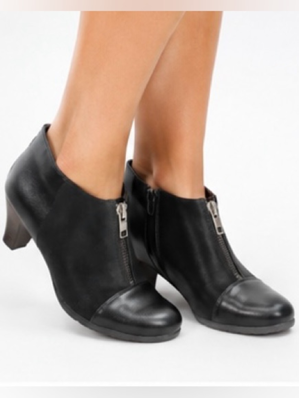 WHITEMT. SCARLETT BLACK FRONT ZIPPER HEELS